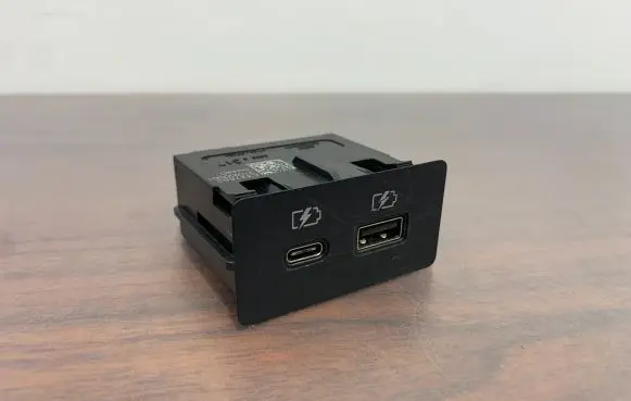 Mitsubishi Outlander IV USB socket connector E327882 210222SD1 00480