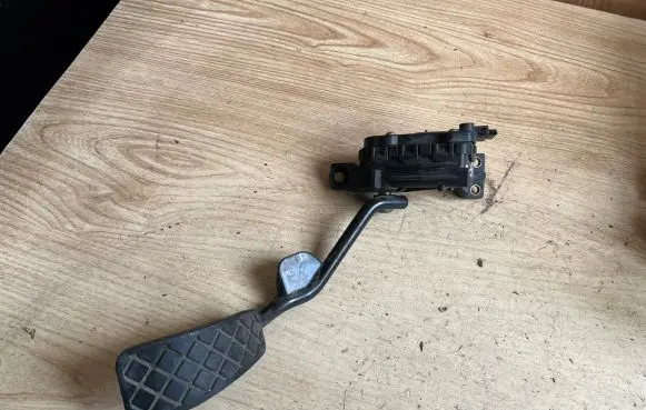 Volkswagen PASSAT B5 Accelerator throttle pedal 8D2721523F