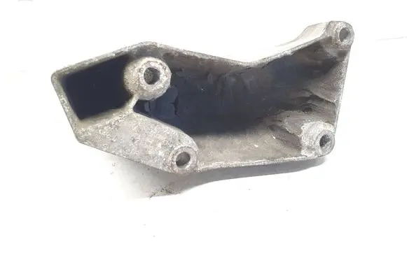 Volkswagen PASSAT B5.5 Engine mounting bracket 8D0199307P