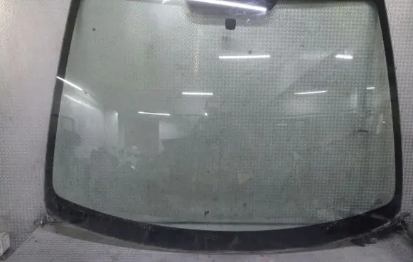 Peugeot 107 Front windscreen/windshield window 