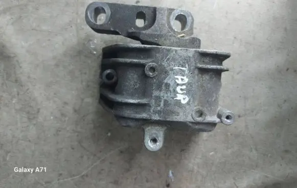 Volkswagen Touran I Engine mount bracket 1K0199262