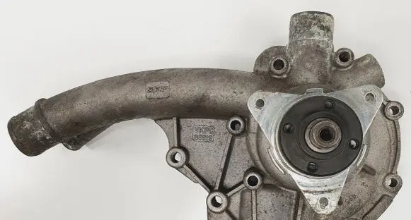 Mercedes-Benz 190 W201 Water pump VKPC88619