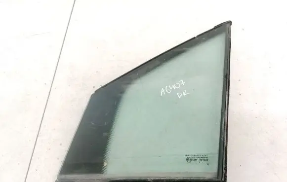 Fiat Ulysse Front door vent window glass four-door 