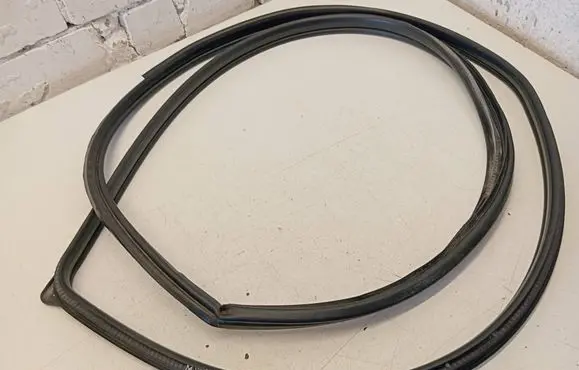 Mitsubishi Grandis Front door rubber seal 