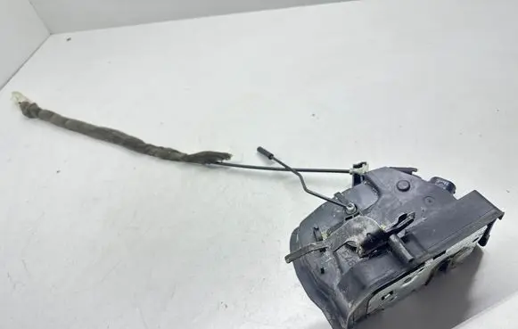 BMW 3 E46 Front door lock 8206408