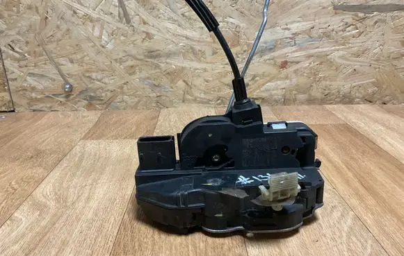 Opel Insignia A Front door lock 3023880