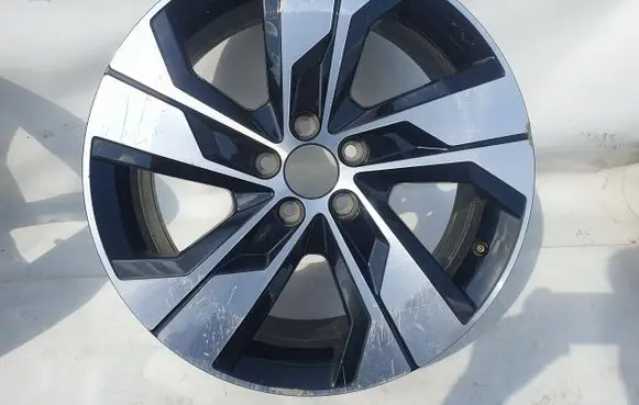 Volvo V90 Cross Country R18 alloy rim 