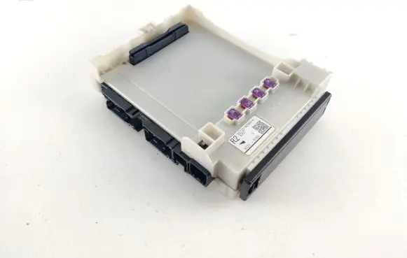 Toyota RAV 4 (XA50) Fuse module 8273042890A 9C210189