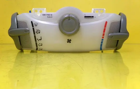 Peugeot 107 Climate control unit 69617004