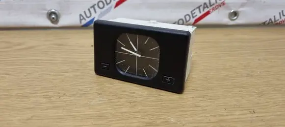 BMW 5 E34 Clock 1374282