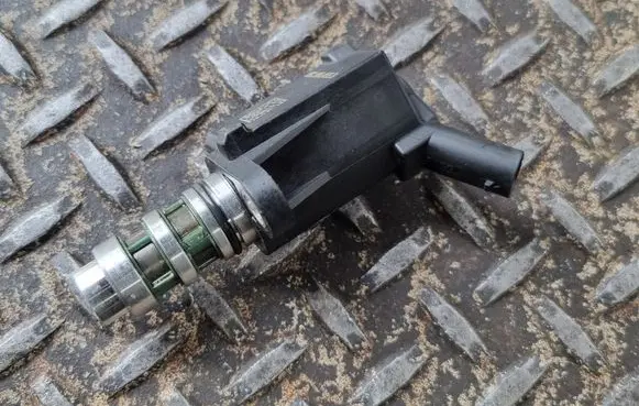 Volkswagen Tiguan Camshaft vanos timing valve 05C906455D