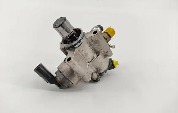 Volkswagen PASSAT B6 Fuel injection high pressure pump 06F127025F