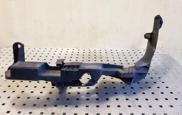 Headlight/headlamp mounting bracket
