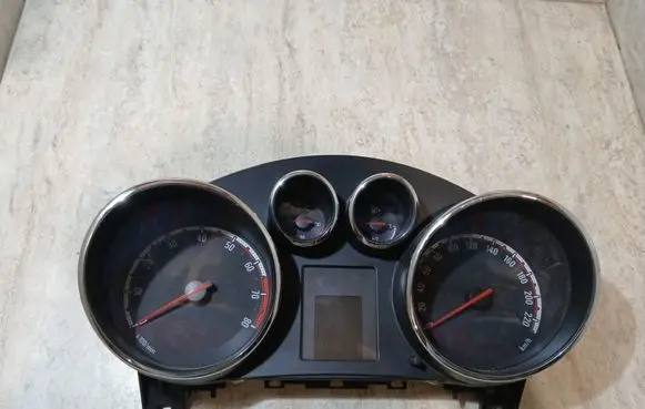 Opel Meriva B Speedometer (instrument cluster) 13346172
