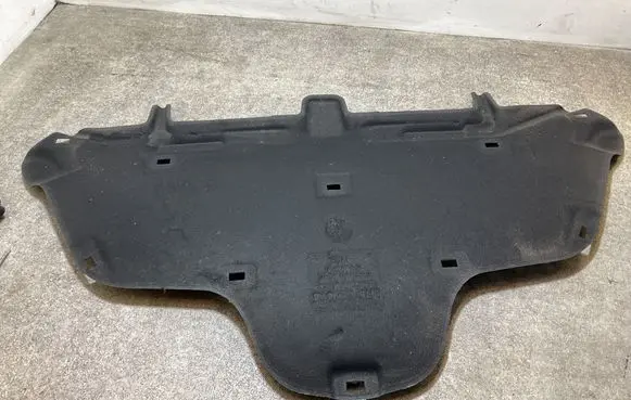 Engine bonnet/hood sound/heat insulation