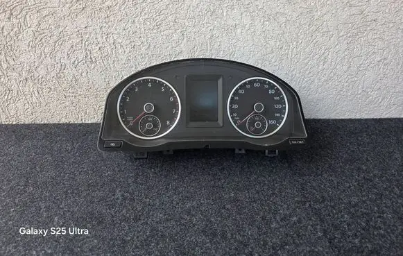Volkswagen Tiguan Speedometer (instrument cluster) 5N0920971D