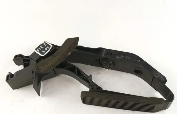 Mercedes-Benz C W203 Accelerator throttle pedal A2113000404