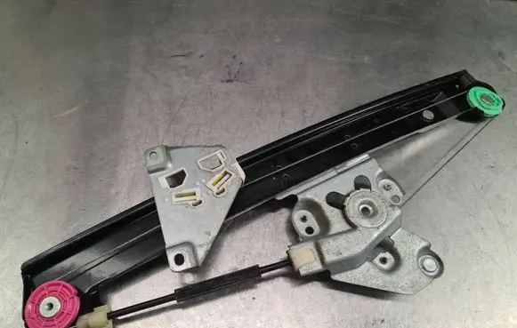 Rear door manual window regulator
