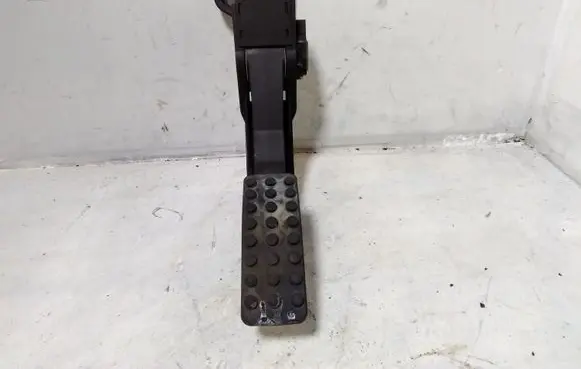 Mercedes-Benz ML W164 Accelerator throttle pedal A1643000104