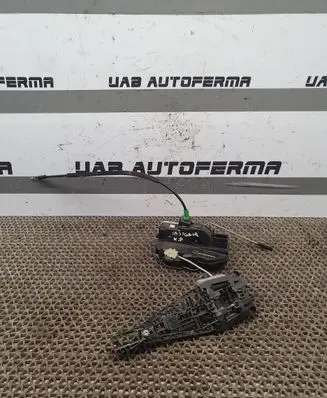 Opel Insignia A Front door lock 11A301