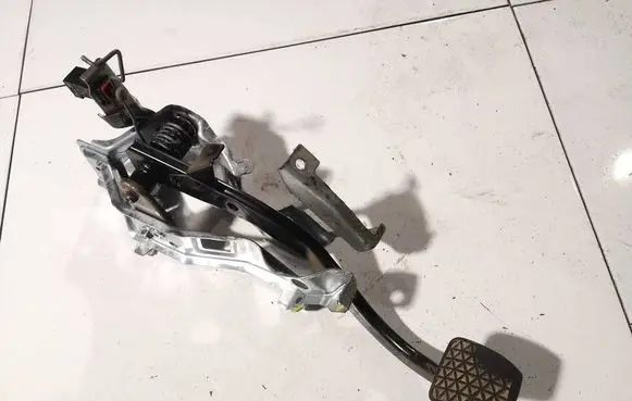 Opel Zafira B Clutch pedal 