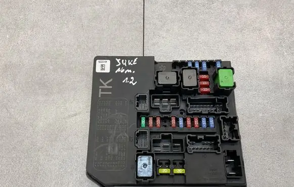 Nissan Juke I F15 Fuse module 284B71TX2B