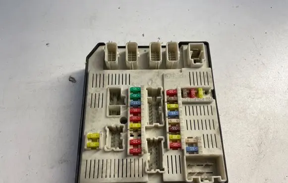 Renault Megane III Fuse module 284B61871R 519339402 9639027850