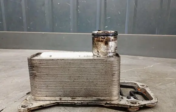BMW 5 F10 F11 Engine oil radiator 7808437