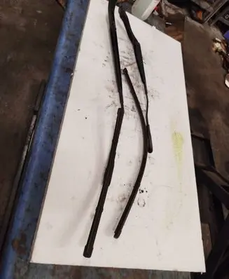 Nissan Qashqai Front wiper blade arm 