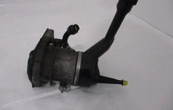 Peugeot 308 Power steering pump 9670700380