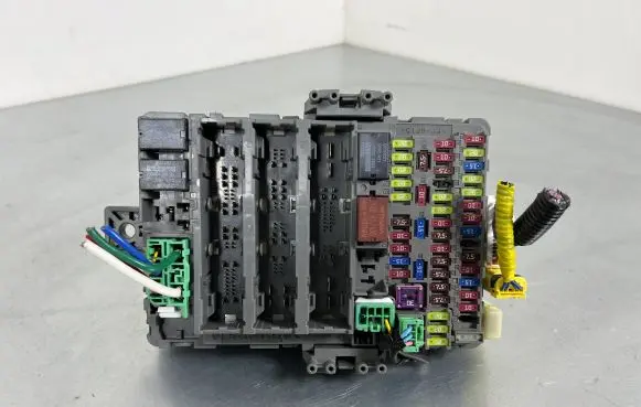 Honda CR-V Fuse module T1EE311