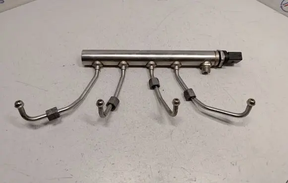 BMW X3 F25 Fuel injector supply line/pipe 13537585411