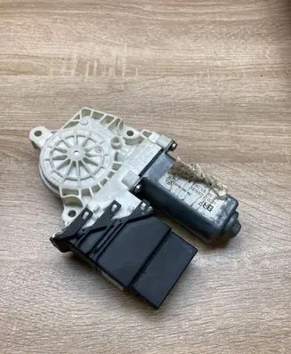 Skoda Octavia Mk2 (1Z) Rear door window regulator motor 1K0959794E 996644101