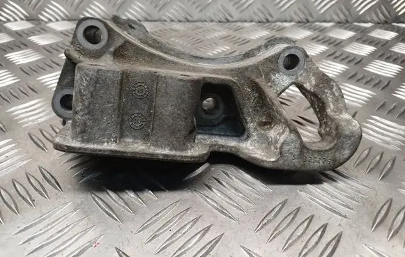 Engine mounting bracket