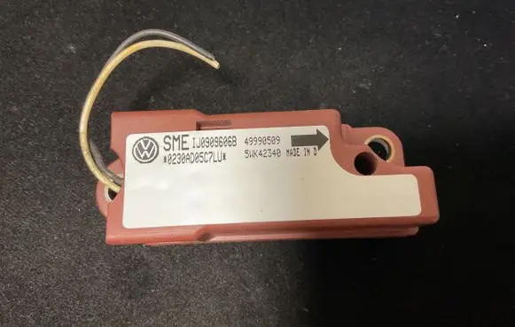 Skoda Octavia Mk1 (1U) Airbag deployment crash/impact sensor 1J0909606B 49990509 0230AD05C7LU