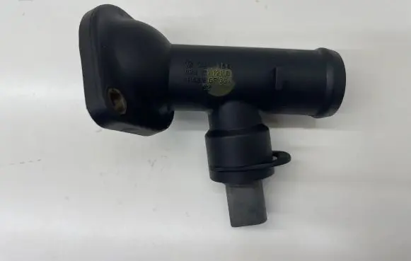 Volkswagen PASSAT B6 Engine coolant pipe/hose 03G121121D