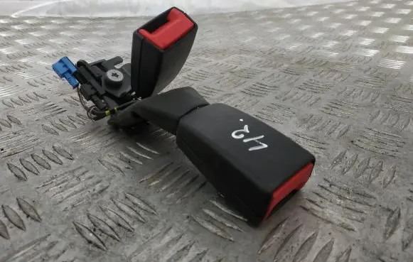 Mercedes-Benz GLC C253 Middle seatbelt buckle (rear) A2058600469 34128890