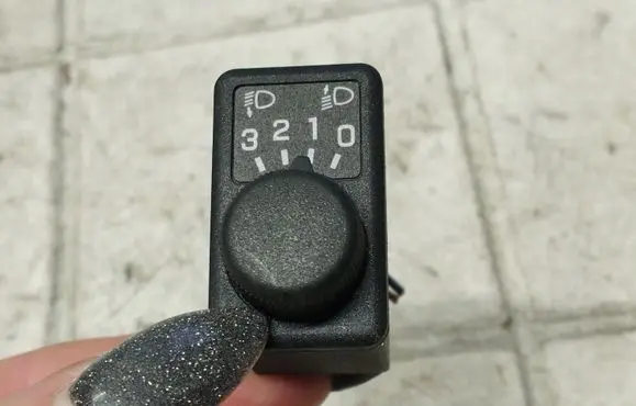 Nissan Primera Headlight level height control switch