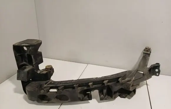 Audi A3 S3 8P Headlight/headlamp mounting bracket 8P0805607