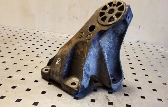 Volkswagen Touareg I Engine mounting bracket