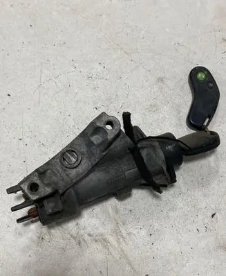 Volkswagen PASSAT B5 Ignition lock 4B0905851
