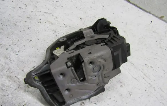 BMW 8 G15 Front door lock 7477699