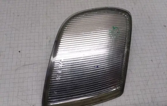 Volkswagen PASSAT B4 Front reflector 185101B