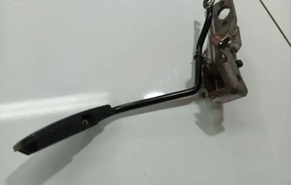 Accelerator throttle pedal