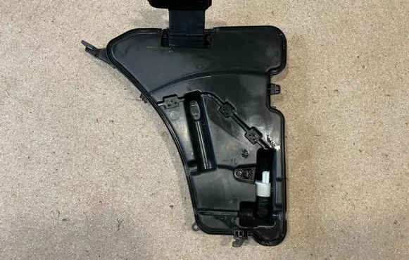 Windshield washer fluid reservoir/tank