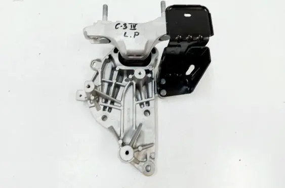 Engine mount vacuum valve
