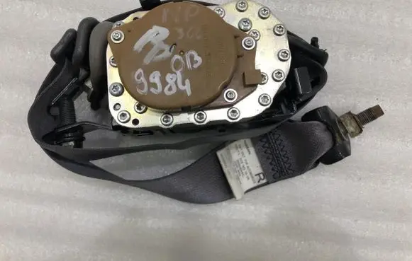 Nissan NP300 Front seatbelt