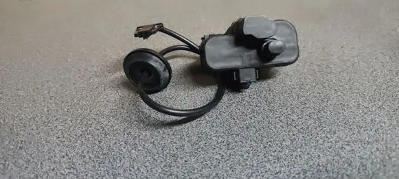 Skoda Yeti (5L) Fuel tank opening switch