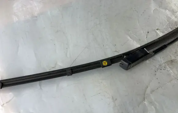 Volkswagen PASSAT B6 Windshield/front glass wiper blade 3C1955410B