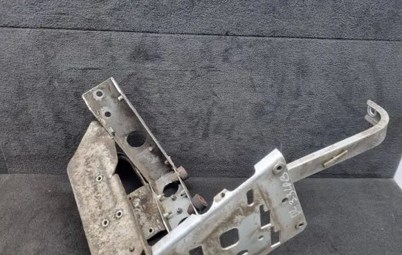 Audi A8 S8 D2 4D Fender mounting bracket 4D0821138AL